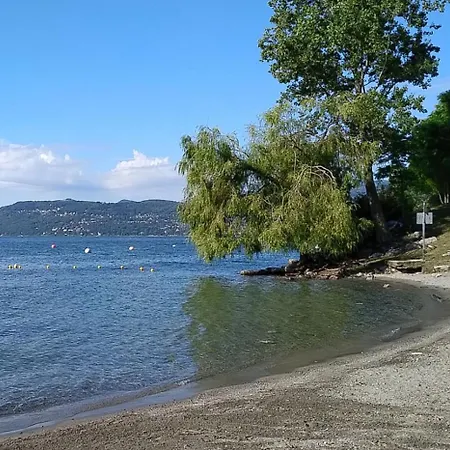 La Petite Dame - Maggiore - 100 M From The Apartment